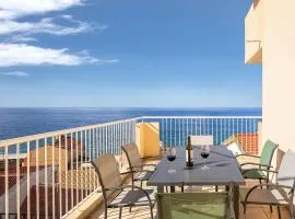 villa com piscina entre o mar e as montanhas