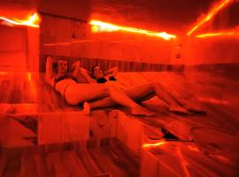 Beach house BellaVista with hot pool，位于特罗吉尔的酒店