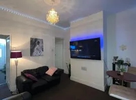 Lovely Room within 5 mins walk to Stoke Train Station with Double and Single room