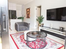 Waterkloof on Main Sassy Modern Apartment，位于比勒陀利亚的带停车场的酒店