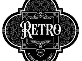 Retro - A Birdy Vacation Rental，位于Von Ormy的酒店