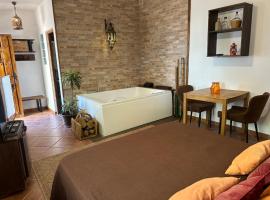Romántico estudio rodeado de naturaleza con jacuzzi gigante，位于Félix的酒店