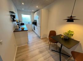 Nyrenoveret lejlighed med balkon og parkering，位于埃斯比约的酒店