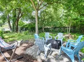 1 Mi to Beach Home with Patio and Grill in Hampton!