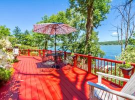 Lake Heaven with 50ft lakefront on Honeoye lake，位于Honeoye的酒店