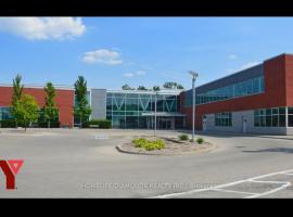 Rare 3 Bedroom Luxury Close to Lake，位于奥克维尔的酒店