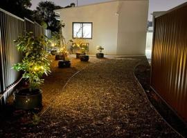 Private, Modern & Luxurious Granny Flat，位于Regents Park的酒店