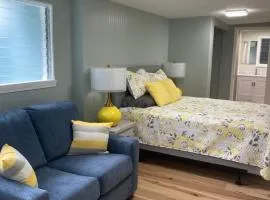 Newly renovated 1 bedroom with air conditioning and kitchenette
