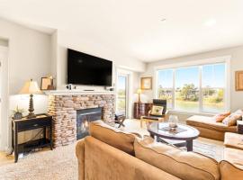 Seaside Waterfront condo walking to downtown and beach，位于西塞德的酒店