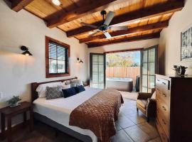 Little Dutch Cabin #1 - 12 min to Magnolia-Baylor，位于Bellmead的酒店