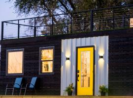 The Zephyr Modern Luxe Container Home，位于Bellmead的酒店