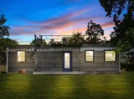 The Woods- Container Tiny House 12 min to Magnolia/Baylor/Downtown