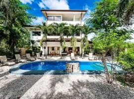 Beautiful Villa Walk to Beach Pool