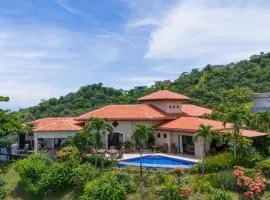 Spacious Villa with Infinity Pool & Ocean View