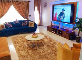 Professionals Friendly with Work Station PS5 & near Beaches，位于莱基的酒店