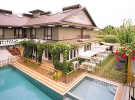 Urban Glamp Resort Iloilo，位于Oton的豪华酒店