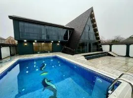 4 bedroom, 5 bathroom triangle