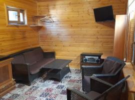 Wooden room in garden house，位于纳希切万的酒店