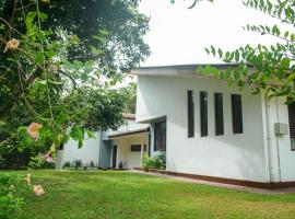 Villa for leisure and work at Kalutara suburbs，位于Bandaragama的酒店