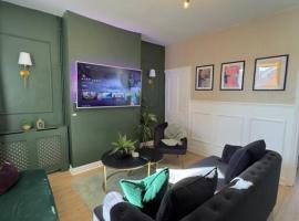 Rooms Near Me - Getway Lux Choice! 3BR Entire House, Lounge with Smart Tv, Dining Area, Private Gated Parking, Easy Access to M5 J2 & J3, Halesowen, Birmingham，位于Quinton的酒店