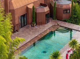 Villa Utopia，位于伊维特河畔吉夫的带泳池的酒店