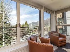 Ski-in Ski-out! Renovated 3BR w AC & Stunning Views!
