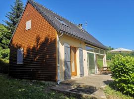 Gîte chaleureux avec cheminée au pied du Puy Mary，位于Saint-Paul-de-Salers的酒店