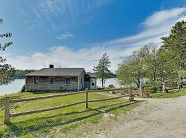 Noonie's Nest Waterfront Cottage on Mount Desert Isle，位于Pretty Marsh的酒店