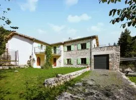 3 Bedroom Cozy Home In Mayres