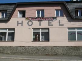 Hotel Česká Koruna，位于萨扎瓦河畔斯韦特拉的酒店