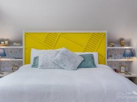 Sunny Studio Loft Steps To Park W Patio，位于丹佛的酒店