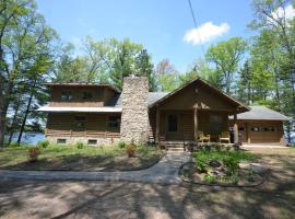 Wild Refuge Lodge，位于Interlochen的酒店