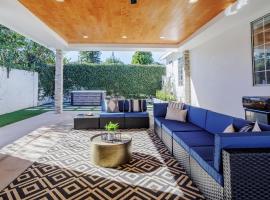 New 5 bed w/hot tub close to Universal sleeps 12，位于洛杉矶的酒店