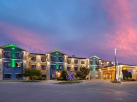 贝斯特韦斯特翡翠套房优质酒店，位于加登城的酒店
