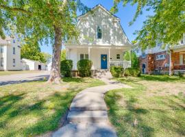 Warrensburg Home, Close to Downtown!，位于沃伦斯堡的酒店