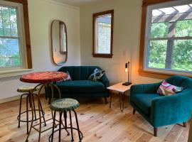 Boho Loft in Downtown Wakefield，位于韦克菲尔德的酒店