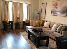 Spacious and comfortable Villa 4BD/2BA (10 sleeps)，位于加尔维斯敦的酒店