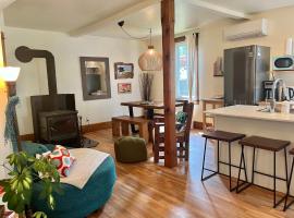 Retro-chic retreat in the heart of Wakefield，位于韦克菲尔德的酒店