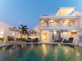 Alesea Oeste La Union Private Beachfront Villa Jacuzzi Heated Pool，位于圣费尔南多的酒店