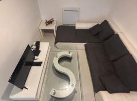 x GITES CONFORT DISCOUNT LE MONTANA PROCHE BESANCON x，位于Chevigney-sur-lʼOgnon的酒店