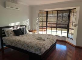 Charming 4BR Retreat near Gawler，位于高勒的酒店