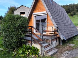 Petit chalet avec terrasse，位于Oust的酒店