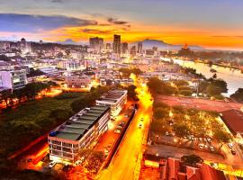 Riverine High Floor Luxury Stay 4 pax Waterfront View from Balcony，位于古晋的酒店