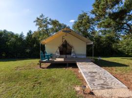 Khushatta Hills Ranch Glamping - Mom Mollie，位于Coldspring的酒店