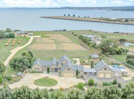 Chateau Clarence & Petite Chateau Luxurious Waterfront Retreat，位于Clarence Point的酒店