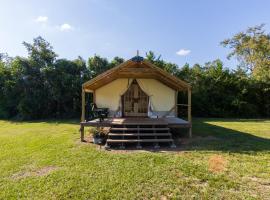 Khushatta Hills Ranch Glamping - Alzeda，位于Coldspring的豪华帐篷