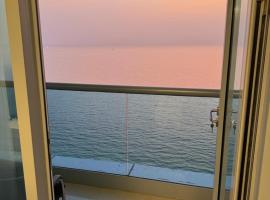 Sunset Beach View Holiday Homes，位于阿吉曼的带按摩浴缸的酒店