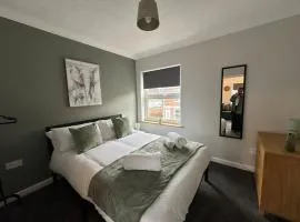 Walnut House - 1 Bed Apartment close to town by Shortstays4u