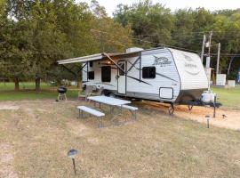 RV located on private property, providing access to the Guadalupe River, accommodates up to 4 guests，位于新布朗费尔斯的酒店