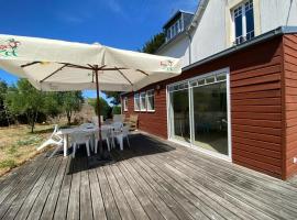 CARANTEC FAMILY HOME WITH GARDEN 6 persons，位于卡朗泰克的酒店